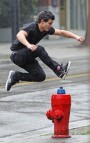 Taylor skáče přes hydrant